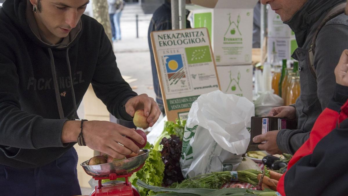 Puesto de la feria de Bionekaraba, organizada por la asociación Bionekazaritza, en Vitoria