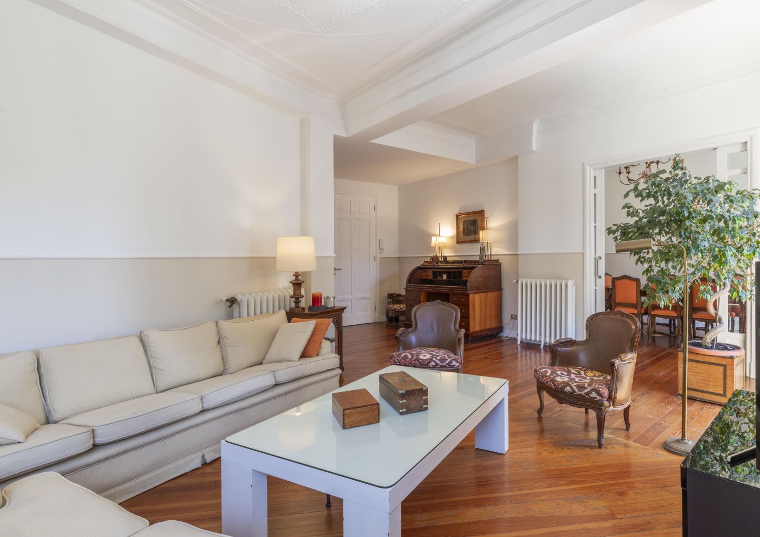 Magnífica propiedad en venta ubicada en un edificio señorial, situada en una de las zonas más elegantes del céntrico barrio de Gros