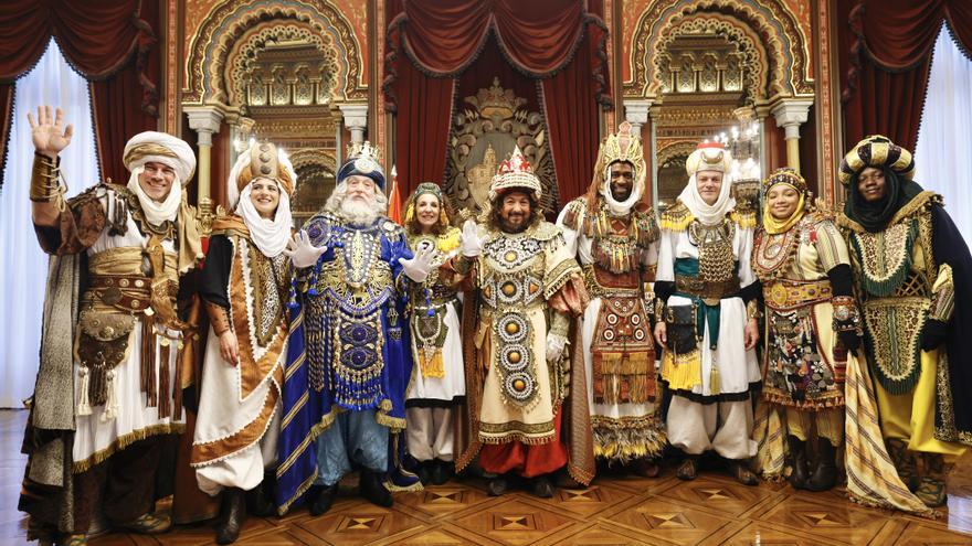 Errege Magoek harrera egin diete umeei Bilboko udaletxean