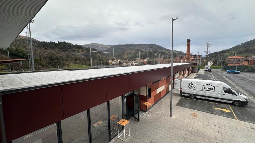 Alonsotegi renueva el  campo de fútbol de Basteita