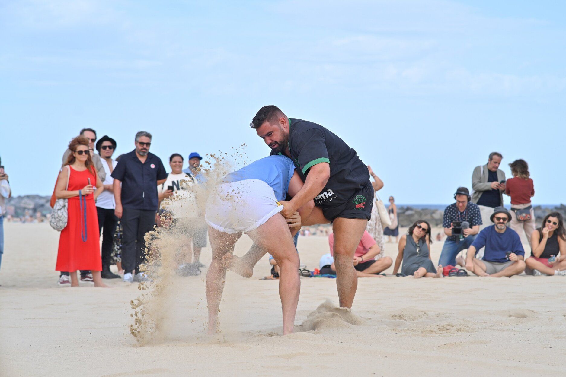 Espectacular exhibición de lucha canaria en la playa de la Zurriola