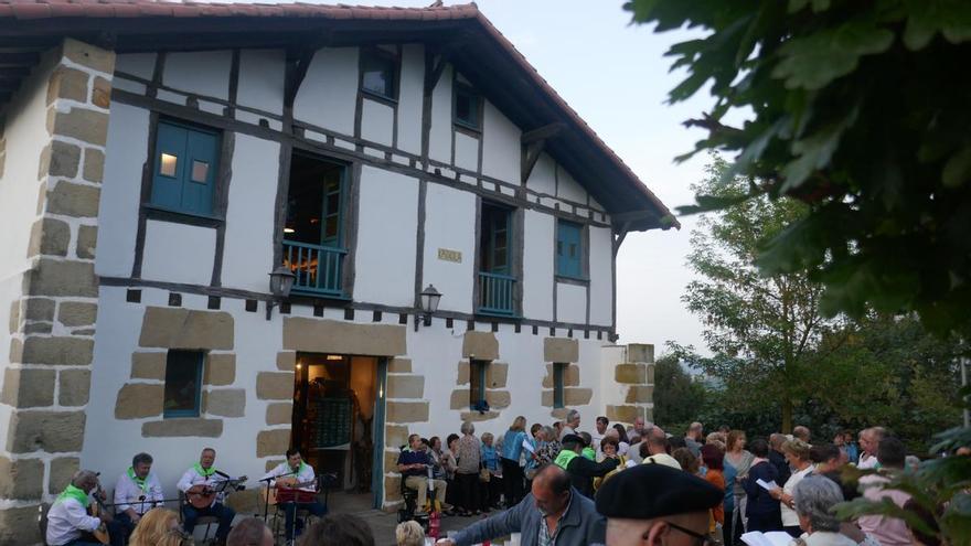 Los barrios donostiarras siguen inmersos en sus fiestas