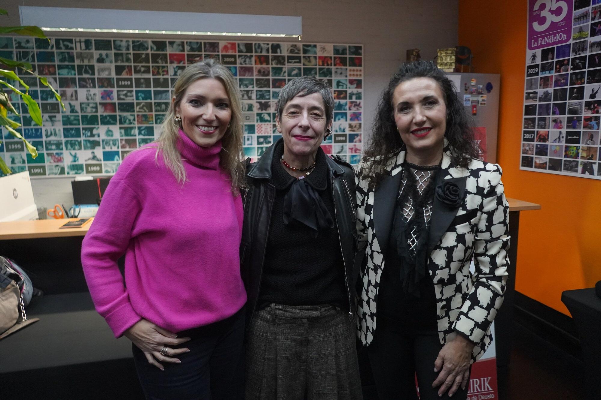 Ainoha Matesanz, la diseñadora de moda Miriam Ocariz, también tomatera de honor, y Laura Batán, de Cecobi.