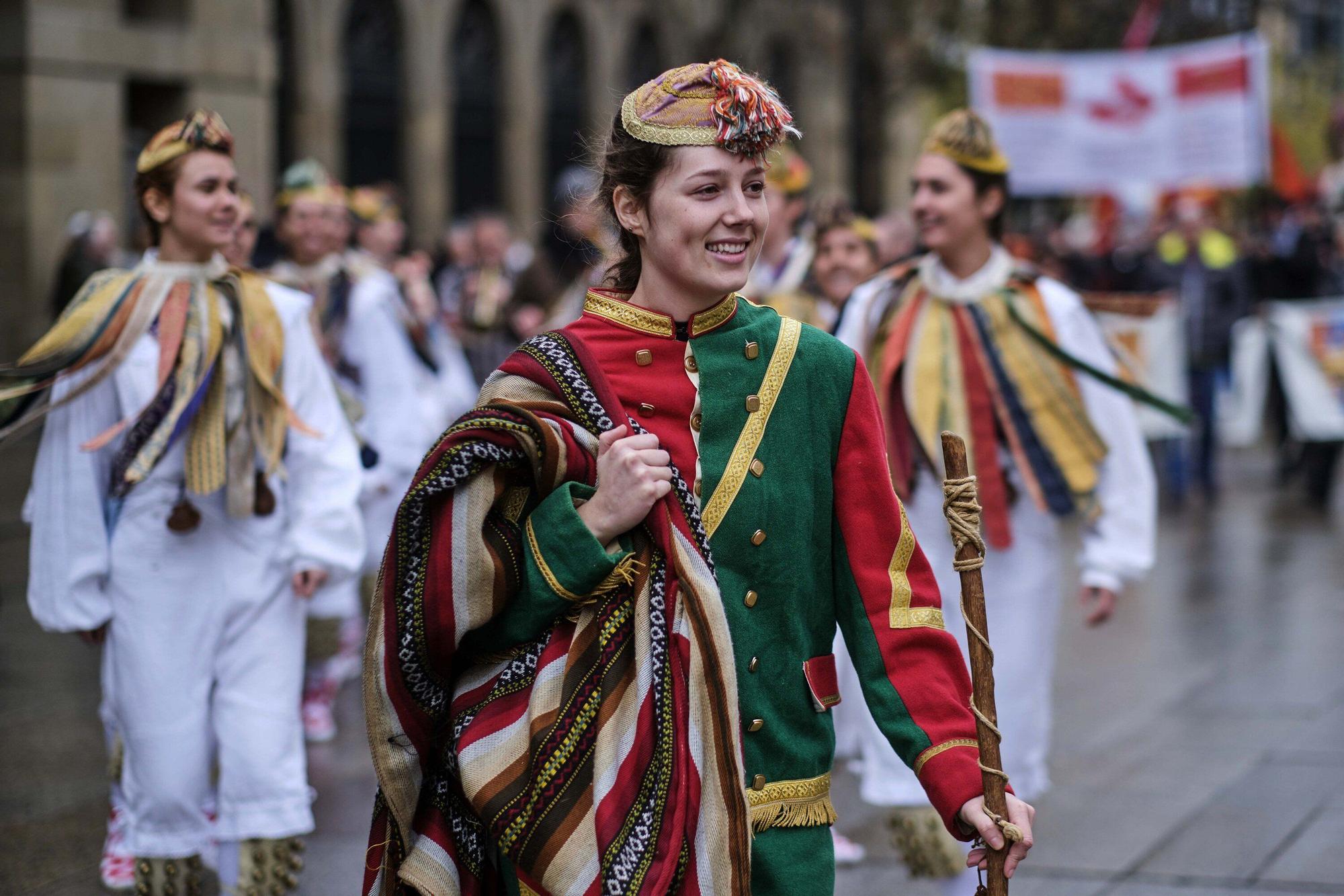Fotos del homenaje a la estatua que corona el monumento que se erigió hace más de 100 años recordando la lucha popular en el Día de Navarra