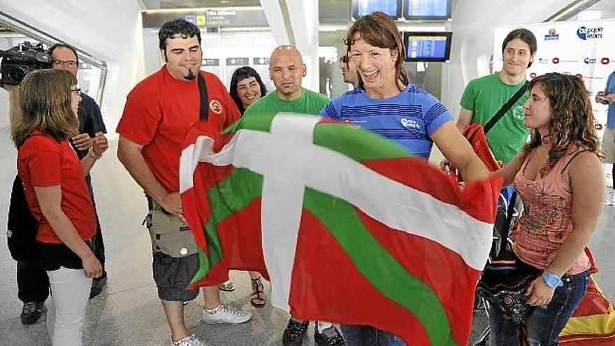 Maider Unda se muestra feliz al ver el recibimiento de sus amigos del Club de Lucha Munoa en el aeropuerto de Loiu.