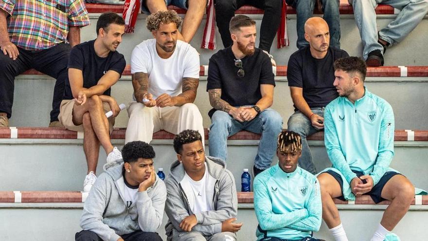 Nico Williams, Laporte y Muniain, apoyando a los cachorros en Lezama