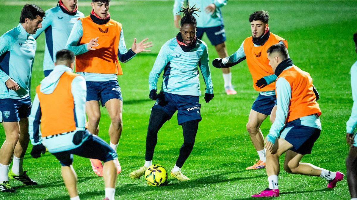 Nico Williams maneja el balón durante la sesión vespertina de ayer del Athletic.