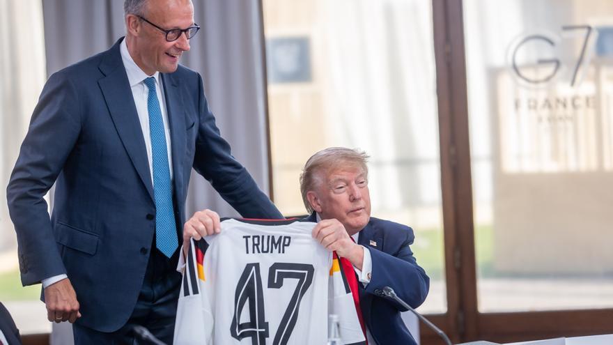 Merz regala a Trump una camiseta de la selección alemana con su apellido en la espalda