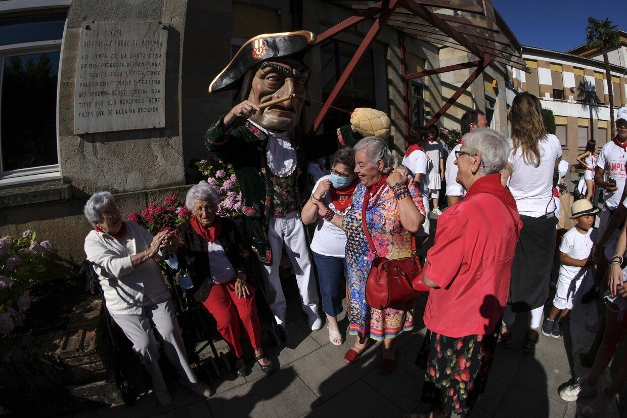 La comparsa de gigantes y cabezudos visita la Casa de la Misericordia