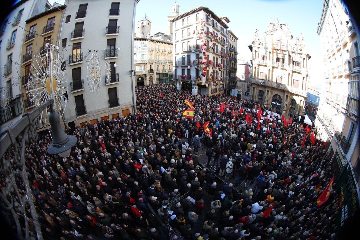 Imágenes de la concentración contra la moción de censura en Iruñea