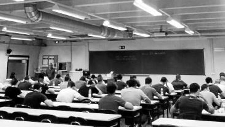 Aspirantes a las 15 plazas, durante la prueba teórica.