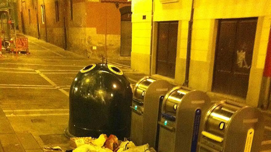 Imagen de los contenedores de la calle Bajada de Javier.