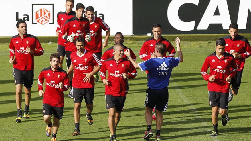 Nekounam, a la izquierda, y el Gato Silva, corren con más compañeros en el entrenamiento del viernes.