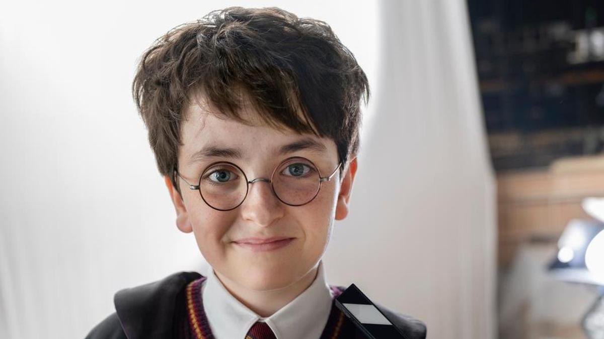 Dominic McLaughlin caracterizado como el joven mago Harry Potter.