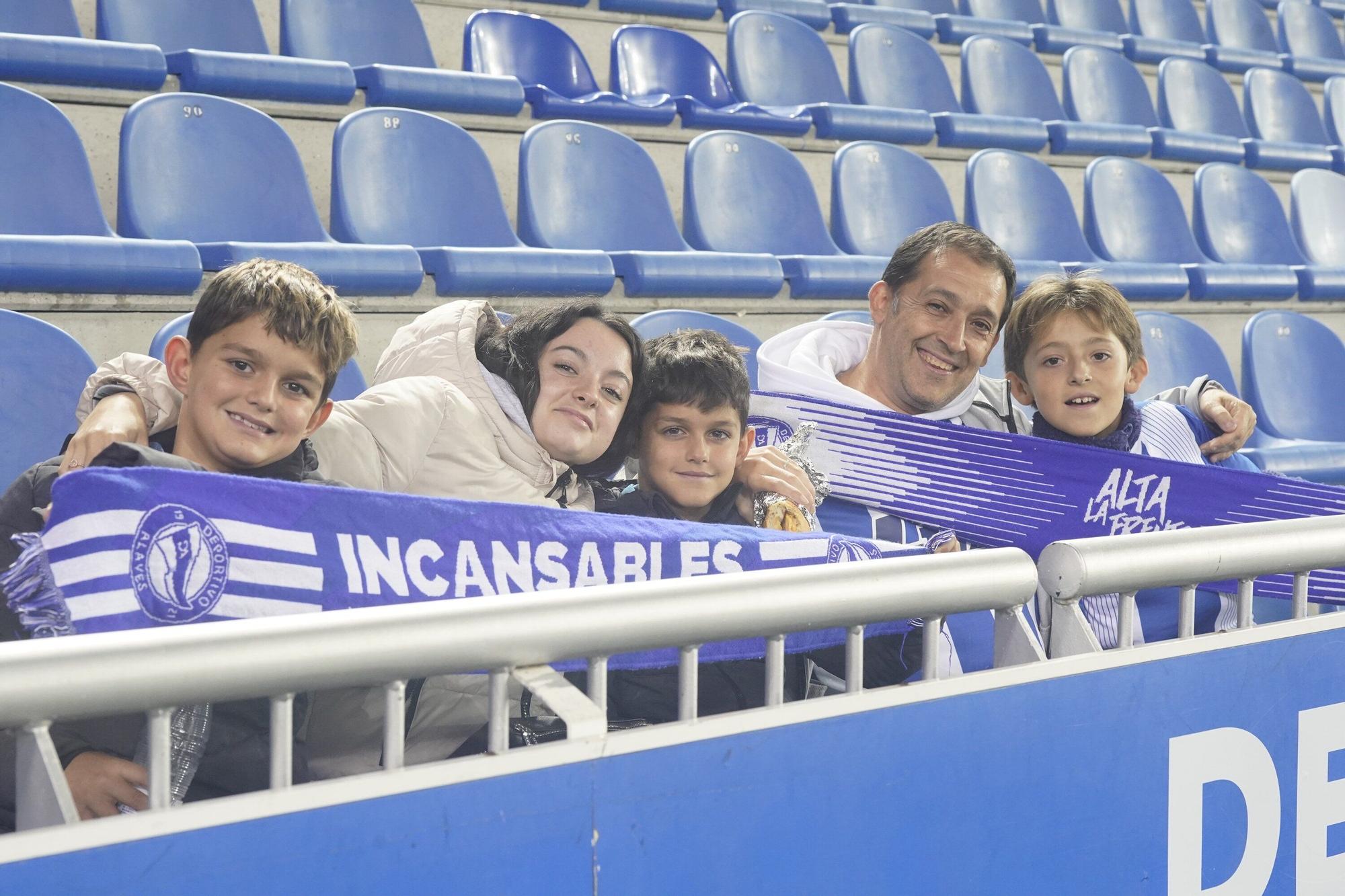 En imágenes: La afición del Alavés arropa al equipo en el duelo contra el Valladolid