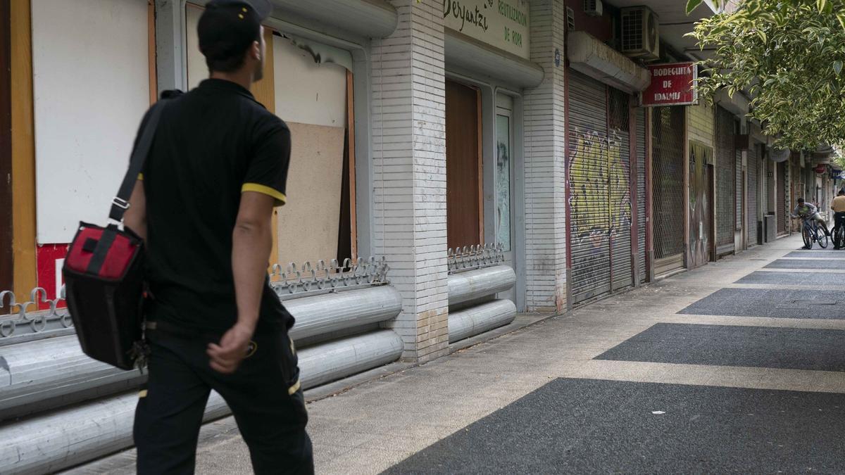 Los vecinos y comerciantes de Coronación están cansados y piden soluciones para la lonja okupada