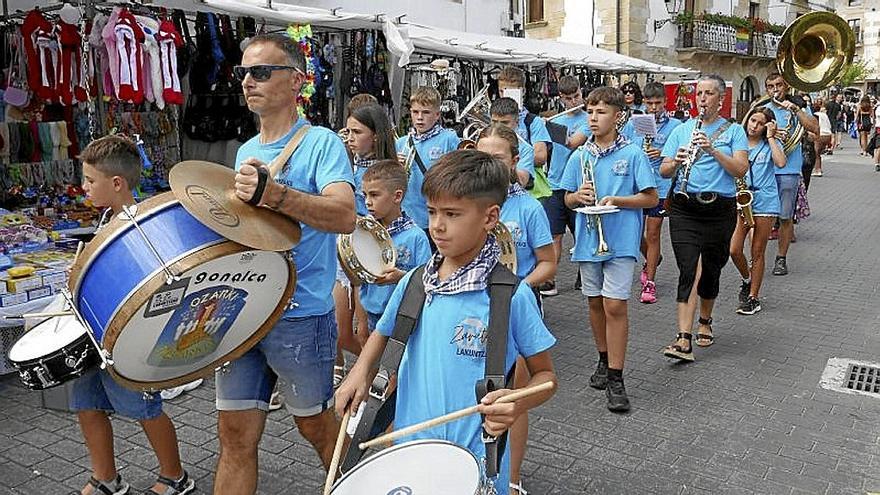 Zarata txaranga alegró con su música el arranque festivo.