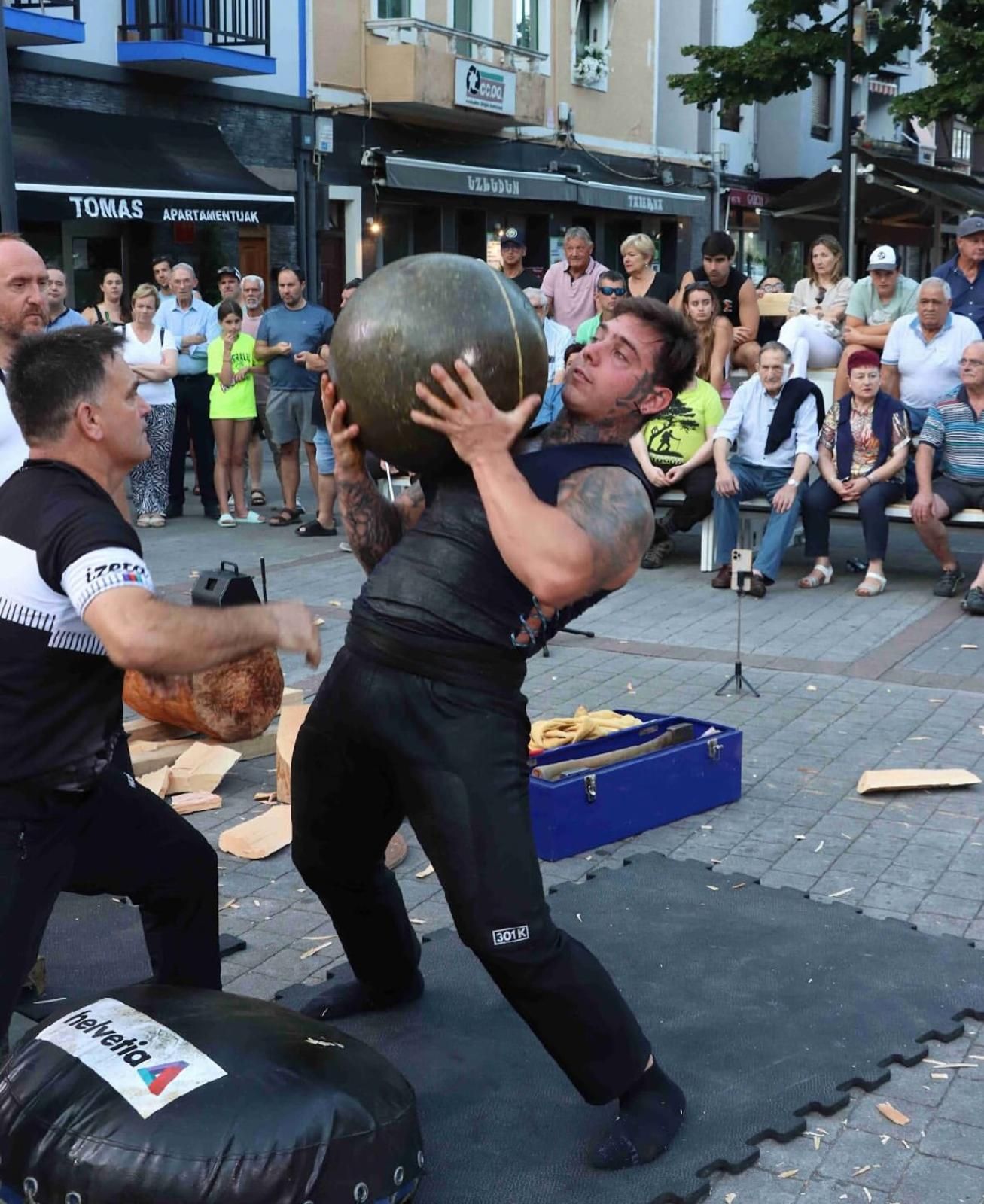 Azpiazu en plena acción, levantado la piedra con fuerza, sudor y esfuerzo.