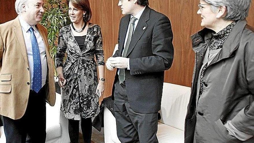 Yolanda Barcina, José Iribas y Lourdes Goicoechea, con un invitado durante el pleno de ayer.
