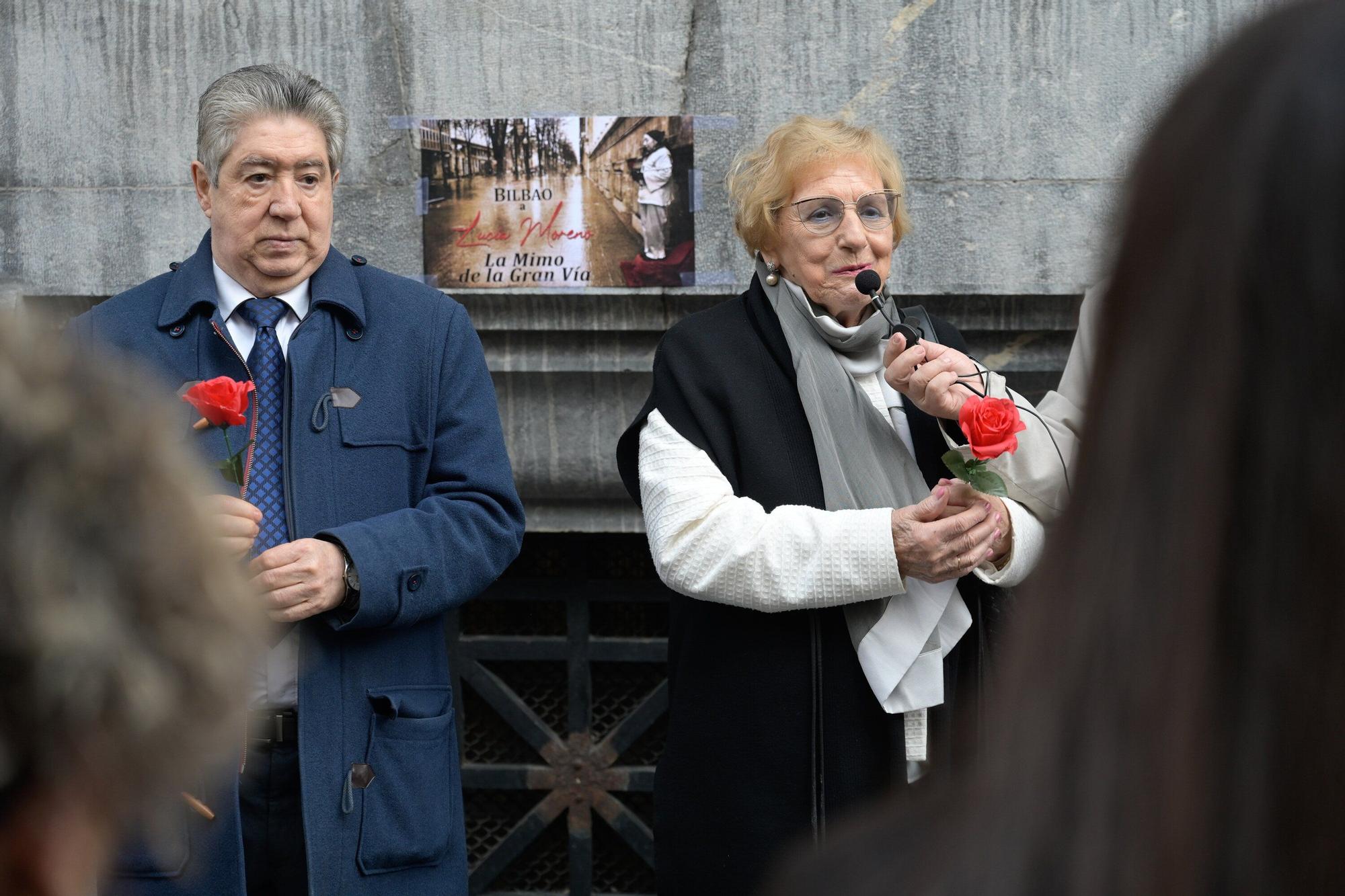 En imágenes: Rosas y poesía para Lucía, la mimo de la Gran Vía de Bilbao