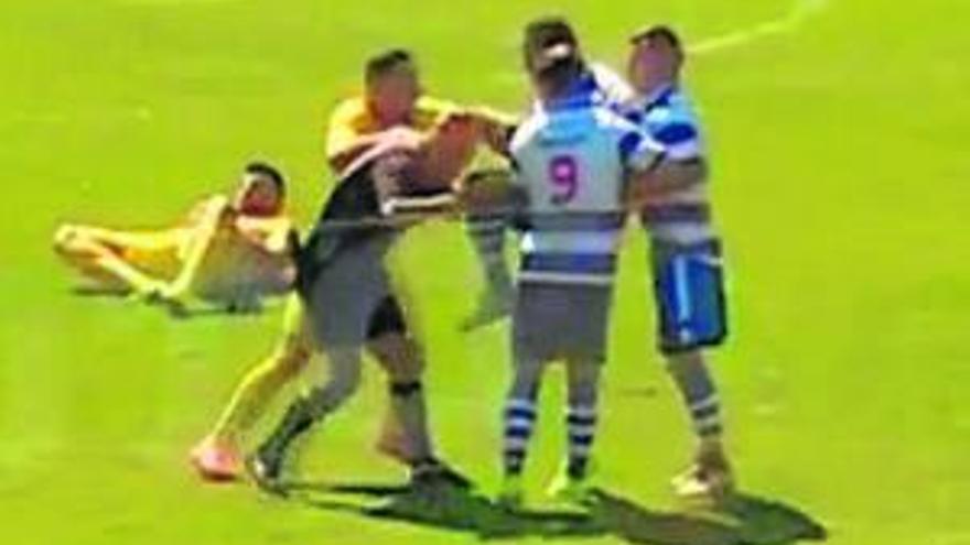 Momento en el que Marco Gonçalves, tras golpear a un rival que está en el suelo, da un rodillazo al colegiado, a quien rompe la nariz.