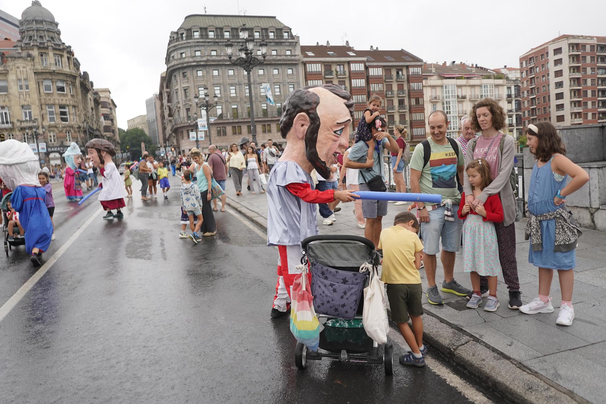 Desfile de gigantes y cabezudos en Aste Nagusia