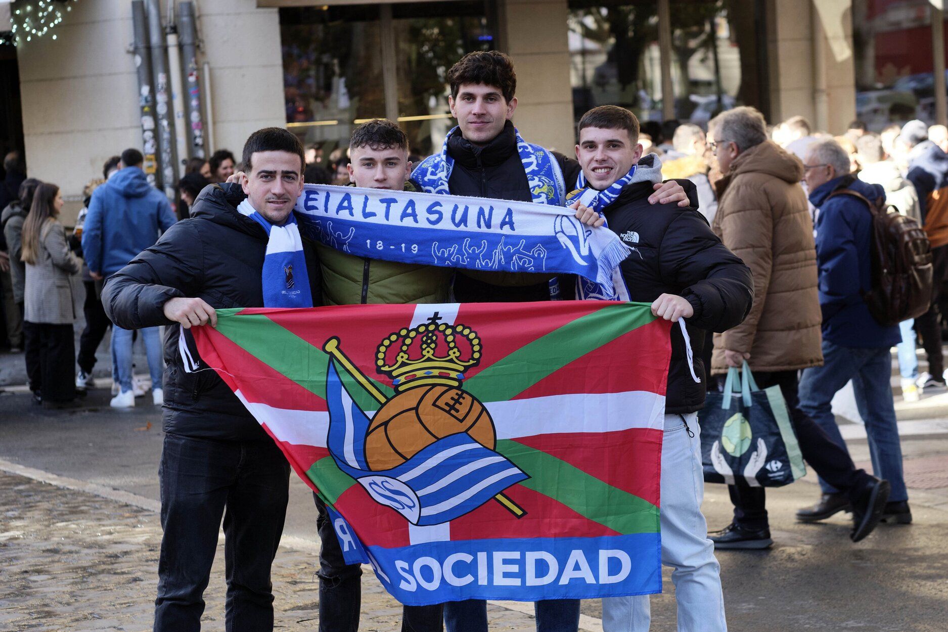 El frío no frena a la afición txuri-urdin en Pamplona