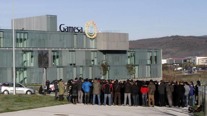Trabajadores de Siemens Gamesa, a las puertas de la compañía.