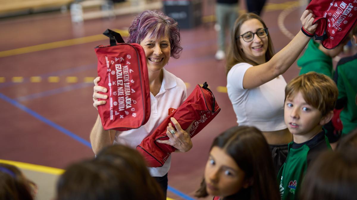 La consejera de Cultura, Deporte y Turismo, Rebeca Esnaola, repartiendo obsequios a los jóvenes deportistas.