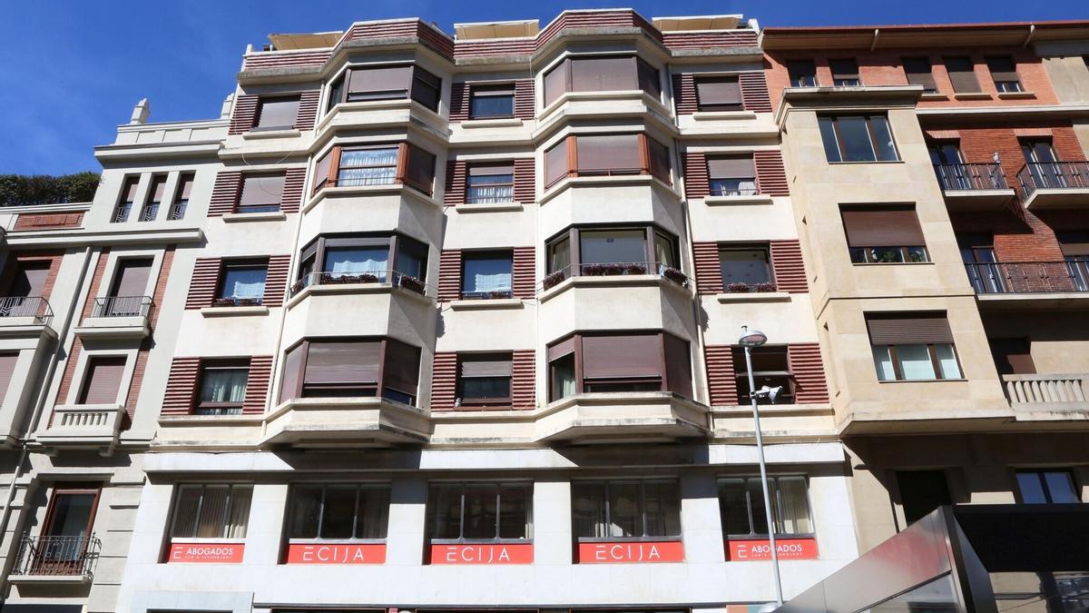 El edificio de la avenida de Roncesvalles, 4, fue proyectado por los hermanos Yarnoz Larrosa en 1935.