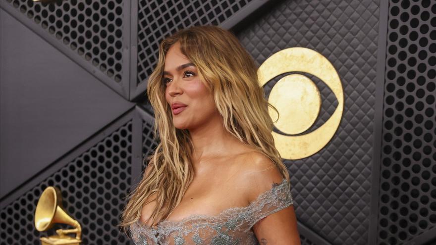 Plumas, brillos y transparencias, protagonistas de la alfombra roja de los Grammy