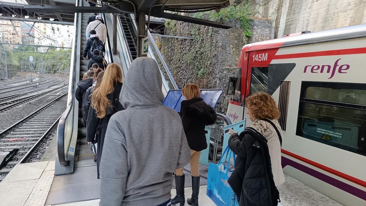 Usuarios se agolpan en la estación de Zabalburu para subir andando por las escaleras mecánicas.