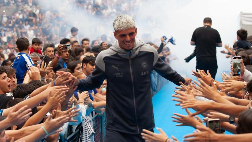 Baño de masas del Alavés en los Fueros
