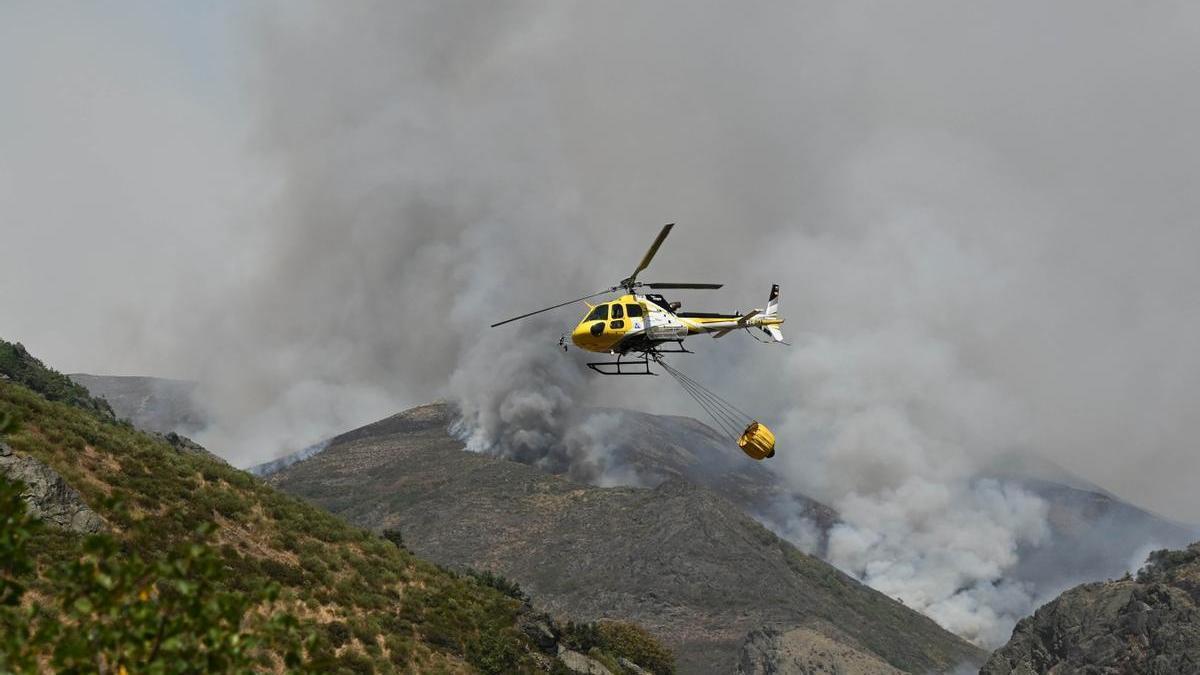 Un helicóptero trabaja en las labores de extinción del incendio de Barniedo (León), que afecta a los Picos de Europa.