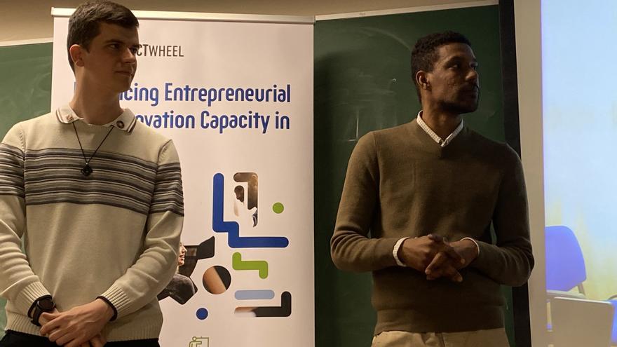 Alumnado de la UPNA conoce SandShip, un ejemplo de emprendimiento dirigido al pueblo saharaui