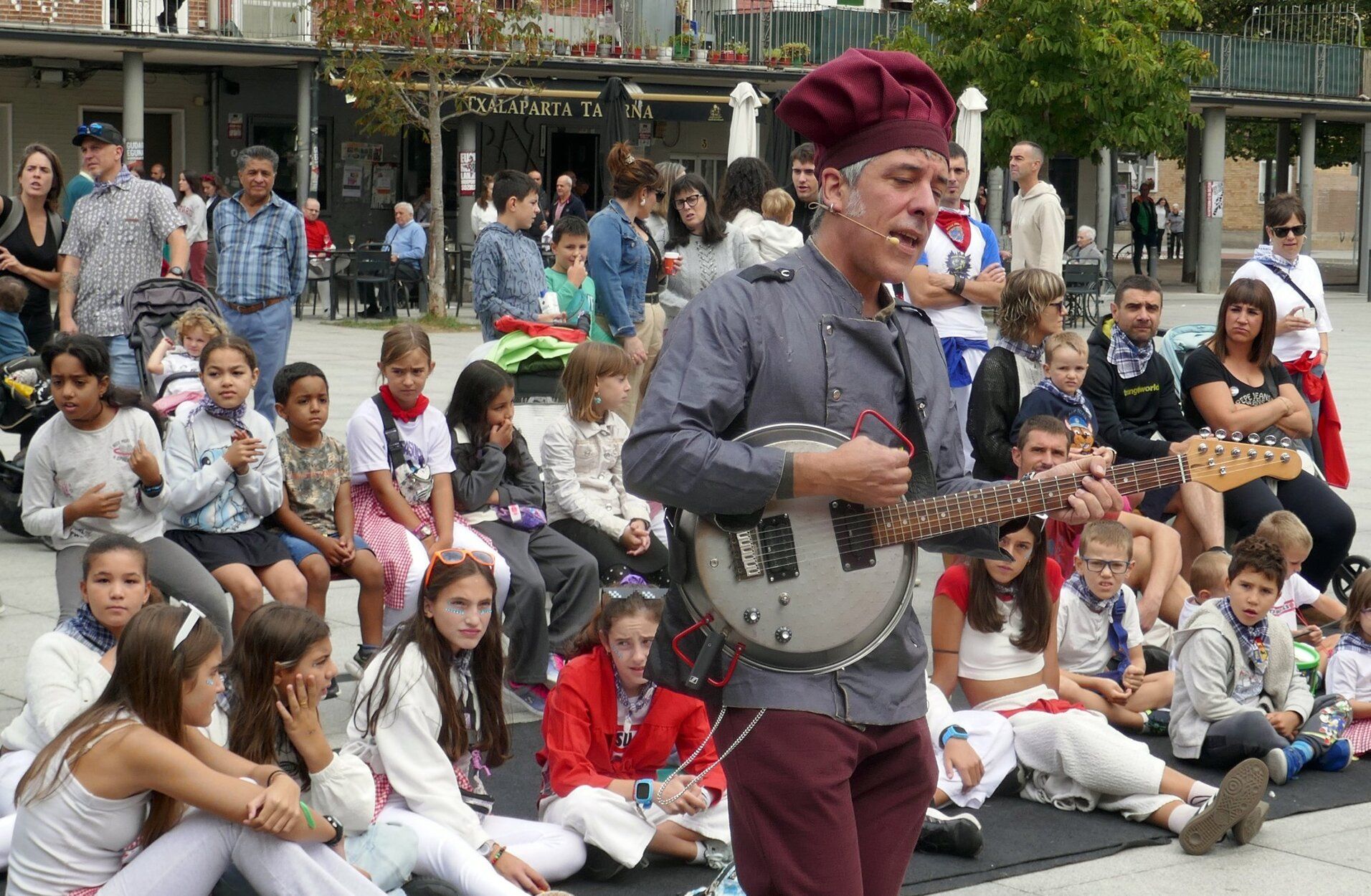 La fiesta continúa en Altsasu tras una explosión festiva intensa y una noche muy larga