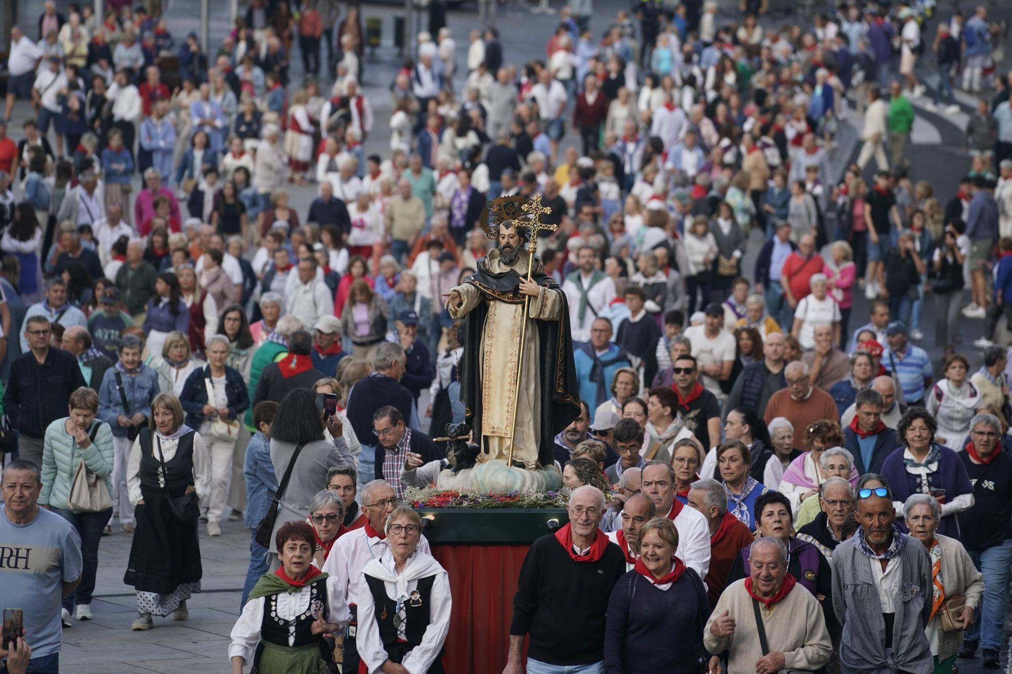 En imágenes: Miles de vitorianos acompañan a la Virgen Blanca en el Rosario de la Aurora