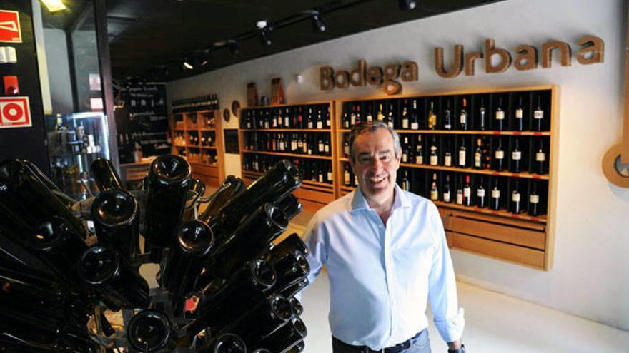 Pepe Hidalgo, en la Bodega Urbana, un nuevo concepto en la venta y degustación del vino.