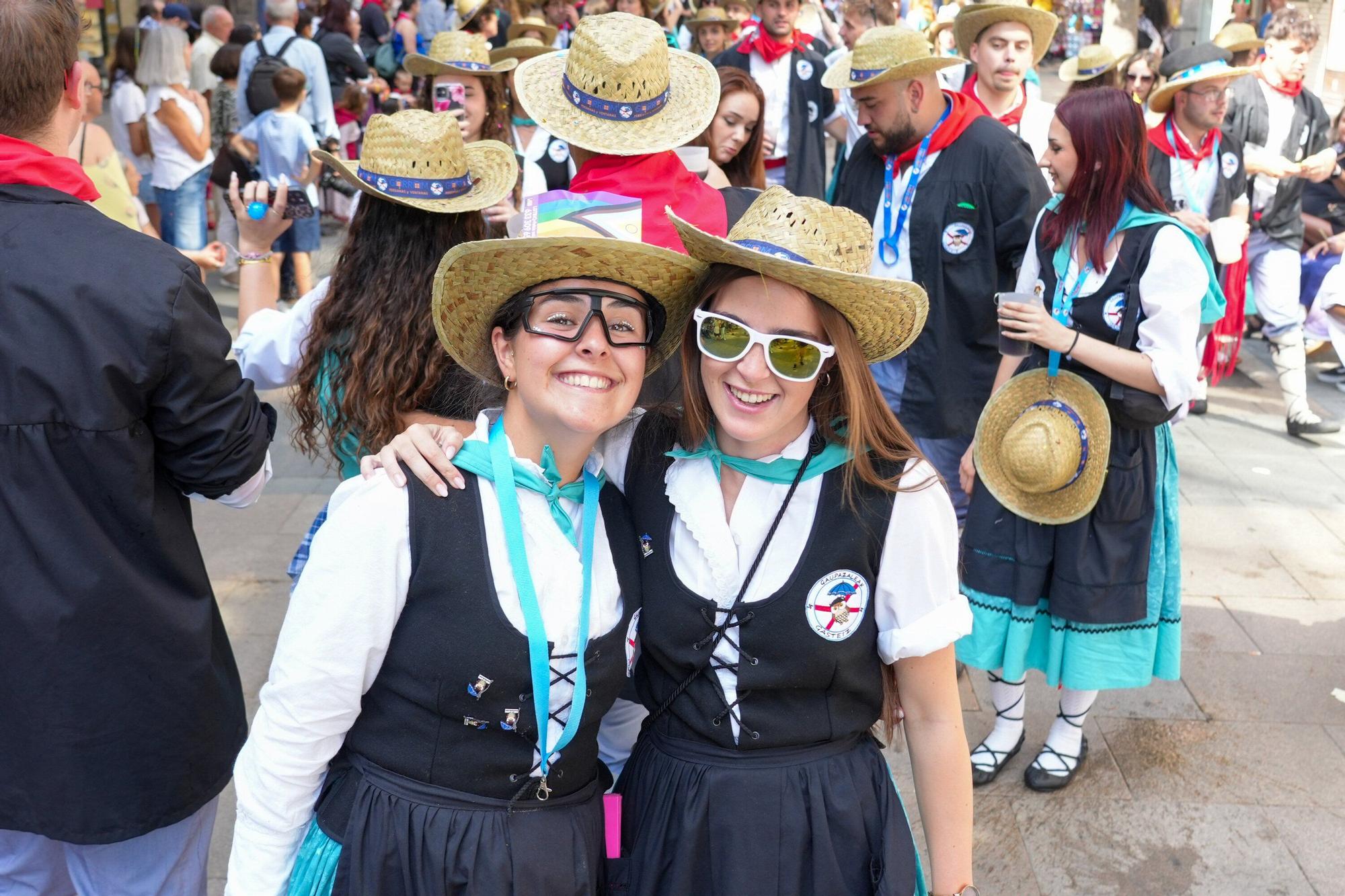 En imágenes: Blusas y neskas desfilan en el primer paseíllo