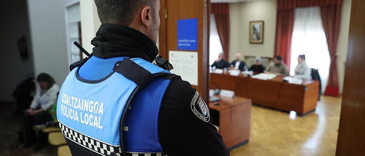 Huarte aprueba en pleno dotarse de un Cuerpo de Policía Municipal, con el voto en contra de EH Bildu