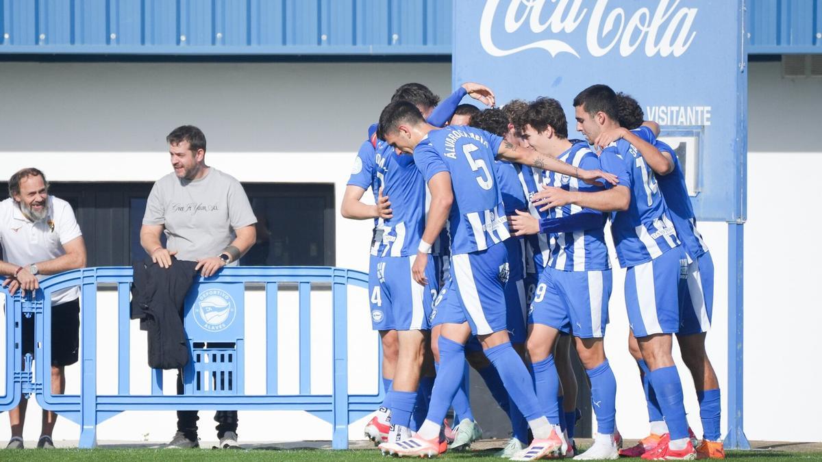 Celebración de uno de los tres goles frente al Tudelano.