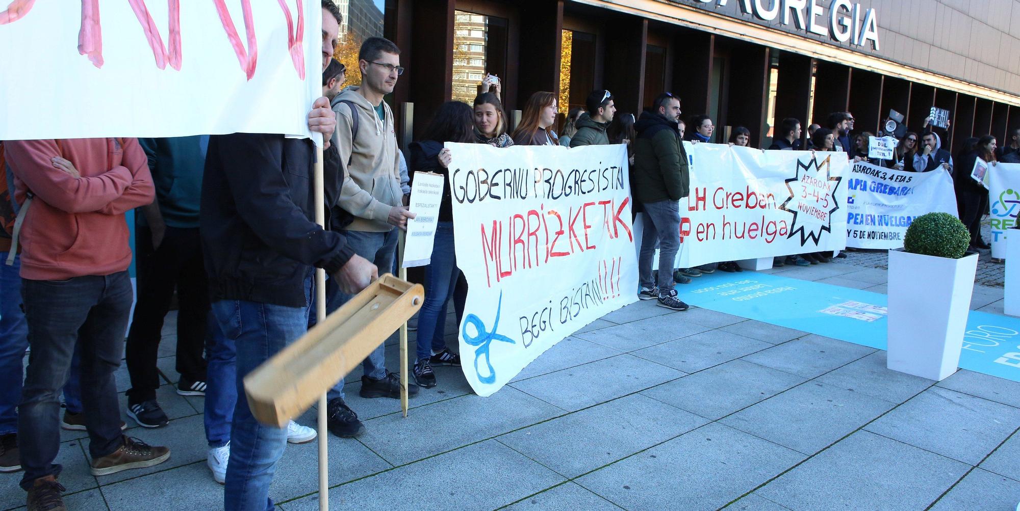 FOTOS | Momentos de tensión en la concentración de docentes de FP ante el Foro del Baluarte