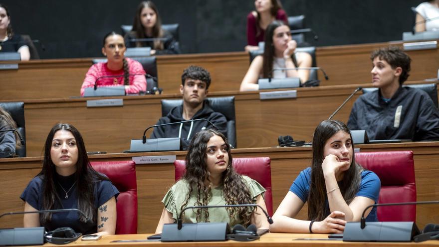 El Parlamento de Navarra celebra la Semana de Acción Mundial por la Educación abriendo el Salón de Plenos a escolares