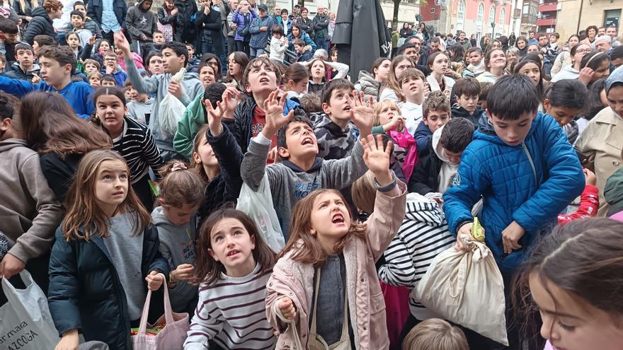 En Arrasate, llueven chuches del cielo