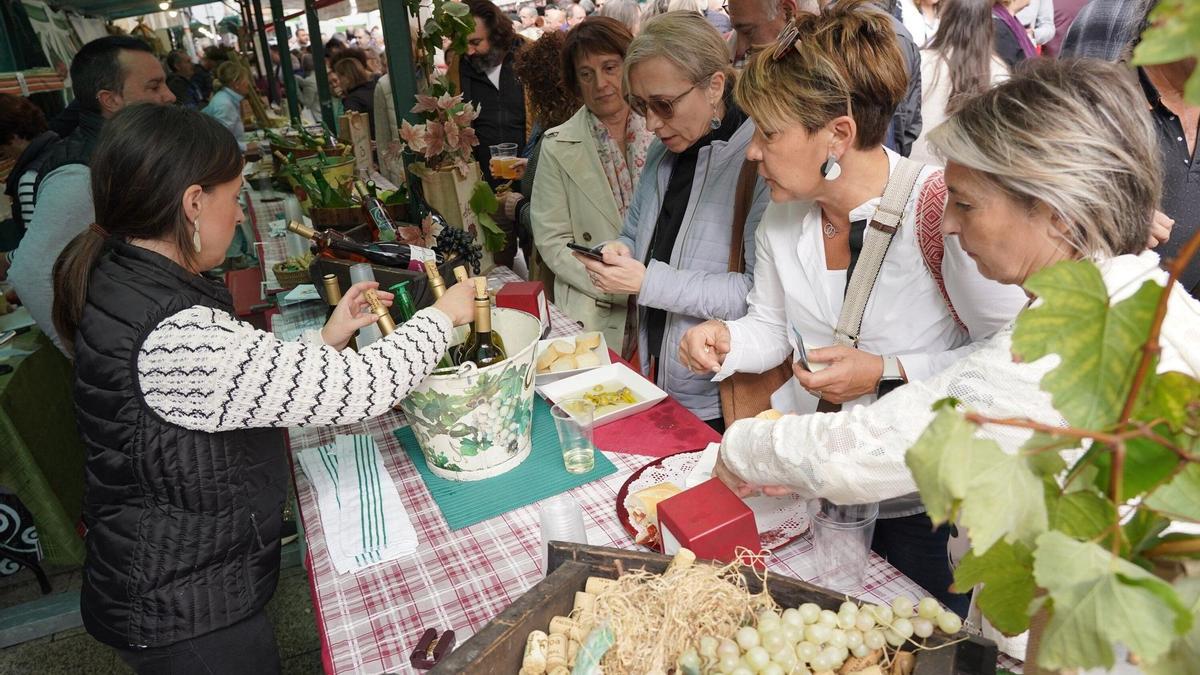El tradicional mercado atrae a miles de personas por la calidad de los productos a la venta y el ambiente festivo.