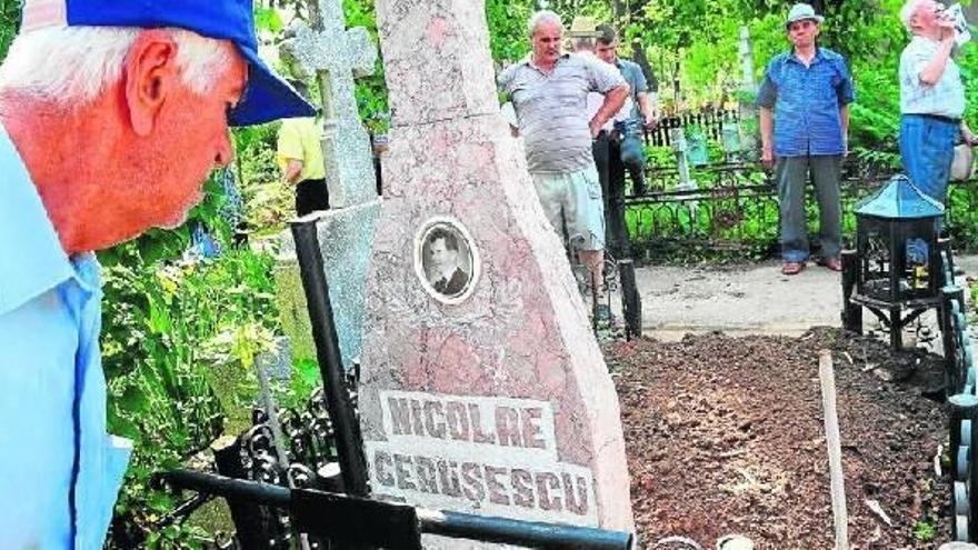 Varias personas acudieron a la tumba de Nicolae Ceausescu tras ser enterrado por segunda vez.