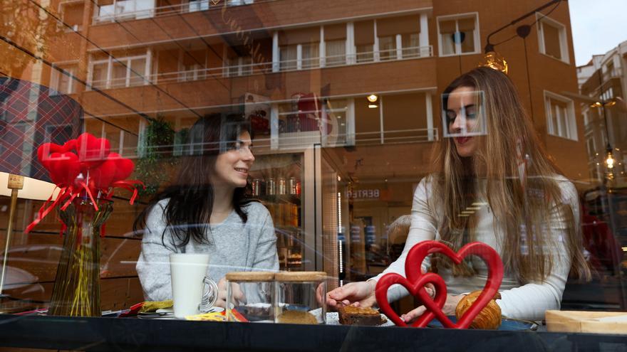 Cruasanes con corazones, ramos que no fallan y menús especiales: ¿celebran los bilbainos San Valentín?