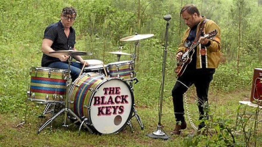 Patrick Carney, a la batería, y Dan Auerbach, con la guitarra y la voz, conforman el dúo The Black Keys.