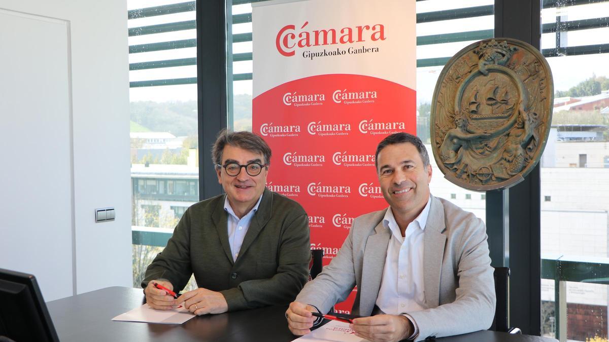 Javier Zubia y Unai Andueza en la firma del convenio.