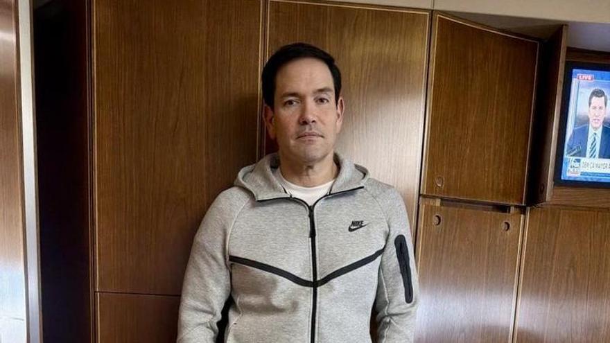 Marco Rubio posa en el Air Force One rumbo a China con el chándal que llevaba Maduro tras su captura
